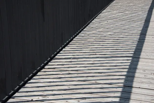 Luz Sombras Lançadas Por Corrimão Metálico Soalho Madeira Uma Ponte — Fotografia de Stock