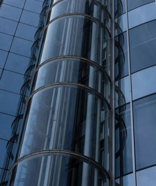 Vista Até Elevador Transparente Exterior Uma Fachada Vidro Edifício Negócios — Fotografia de Stock