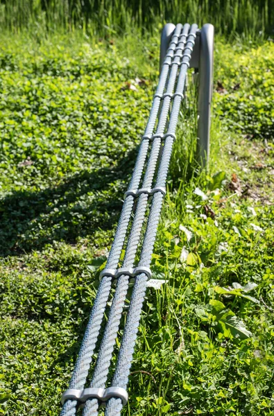 Nahaufnahme Von Drei Parallel Verlaufenden Seilen Auf Einem Spielplatz Sonnenlicht — Stockfoto