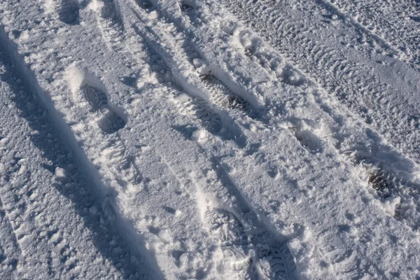 Una Strada Innevata Una Giornata Invernale Soleggiata Con Impronte Tracce — Foto Stock