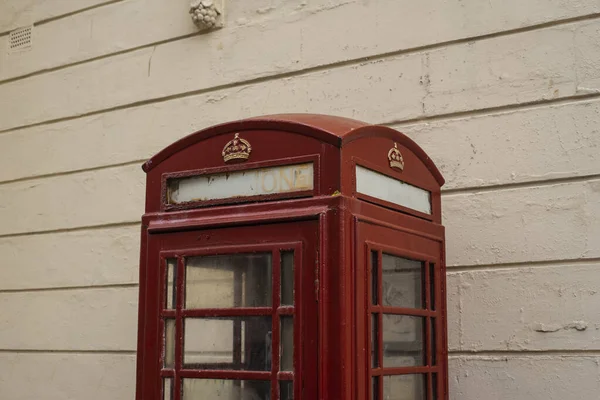 Una Cabina Telefónica Tradicional Inglaterra Con Pintura Roja Símbolos Corona —  Fotos de Stock