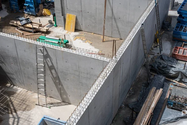 Escaleras Metal Apoyadas Muros Cemento Sin Terminar Una Obra Construcción — Foto de Stock