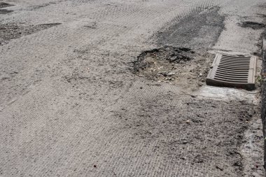 Değirmenli yüzeyi ve bakım masrafları olan bir sokak.