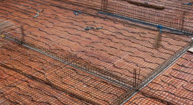 İnşaat alanının zeminindeki ahşap tahtalar güçlendirilmiş çelikten bir katmanla kaplıydı.