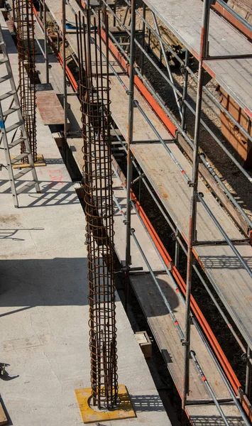 Constructiestaal Voor Het Gieten Van Cement Een Architectonische Kolom — Stockfoto