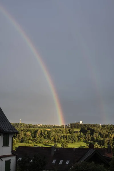Die Spektrum Farben Eines Regenbogens Einem Sommertag Über Wäldern — Stockfoto