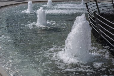 Kaynayan fıskiyeleri olan bir şehirdeki su birikintisinin detayları