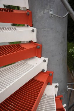 Vidalarla sabitlenmiş bir kuledeki metal basamaklar