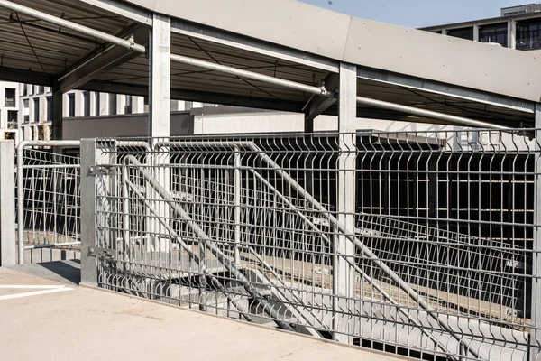 Metalen Hekken Gemaakt Van Stalen Staven Een Parkeerplaats Het Dak — Stockfoto