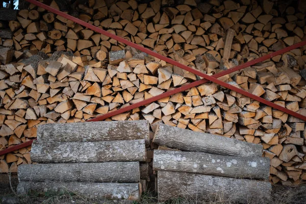 一堆用来取暖的砍柴和砍倒的树干 — 图库照片