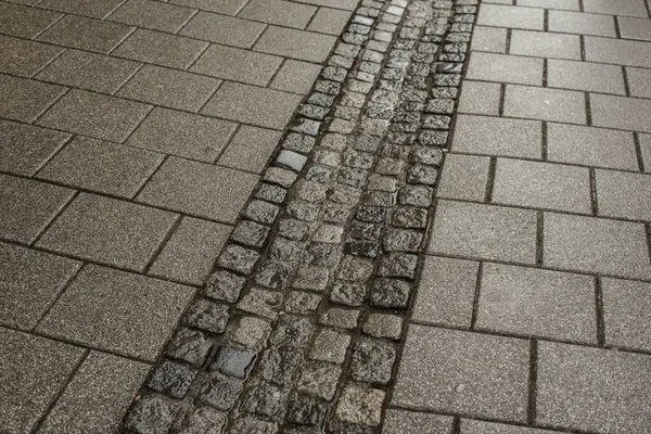 Blick Über Die Nassen Pflastersteine Stadtgebiet Einem Regnerischen Tag — Stockfoto