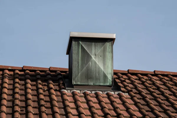 Çatı Kiremit Kaplı Bir Baca Yeşil Bir Güveç Kaplı Bakır — Stok fotoğraf
