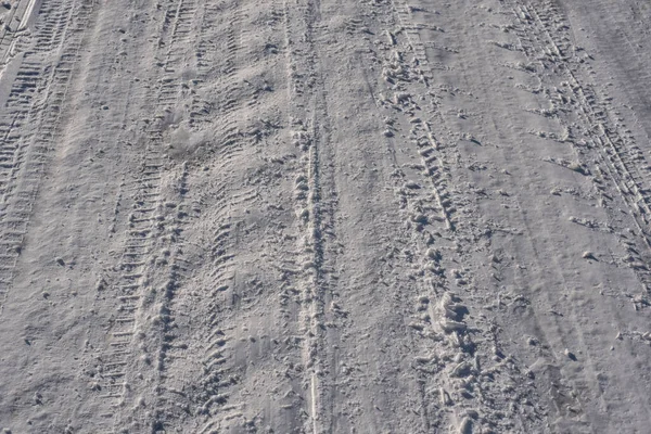 Ένα Δρόμο Χειμώνα Καλυμμένο Χιόνι Που Δείχνει Ίχνη Ελαστικών Στο — Φωτογραφία Αρχείου