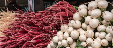 Yerel bir markette satılık kırmızı ve beyaz turplar.