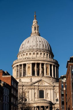 Londra 'da güneşli bir günde Barok Saint Paul Katedrali' nin kubbesine bakın.