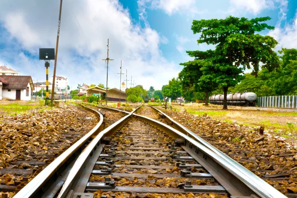 Järnvägsspår med blå himmel — Stockfoto