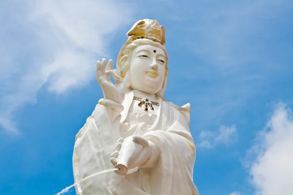 Imagem de Kuan Yin da arte chinesa de buddha no céu azul — Fotografia de Stock