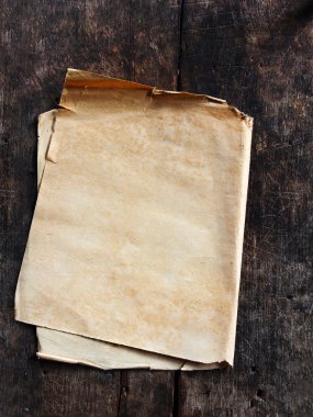 Kahverengi tahta üzerine eski kağıt.