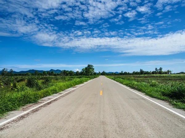 Estrada de asfalto com céu azul — Fotografia de Stock