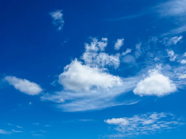 Céu azul com nuvem — Fotografia de Stock