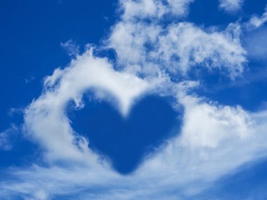 kalp bulut şekli mavi gökyüzü