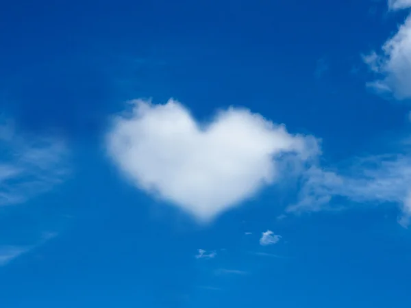 Herz Wolkenform blauer Himmel — Stockfoto