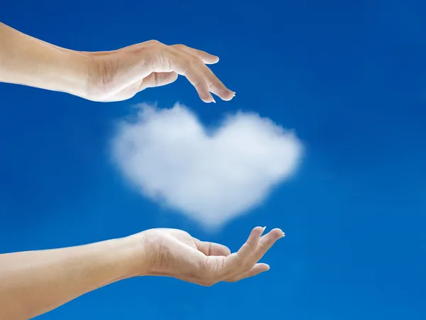 El ve kalp şekli mavi gökyüzü ile bulut — Stok fotoğraf
