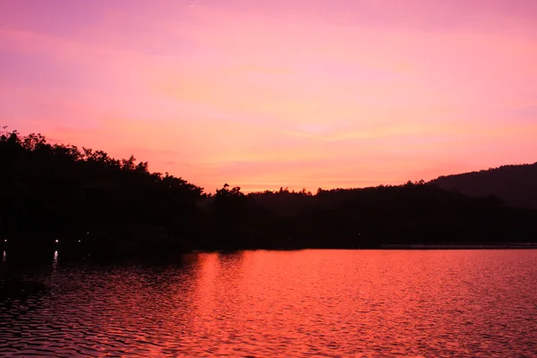 Magnifique lac coucher de soleil — Photo
