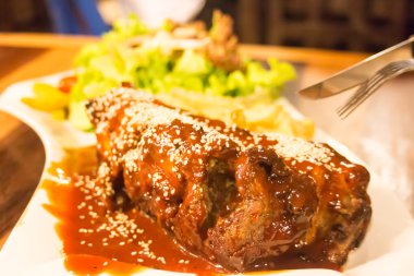 mangalda ızgara domuz pirzola ve salata