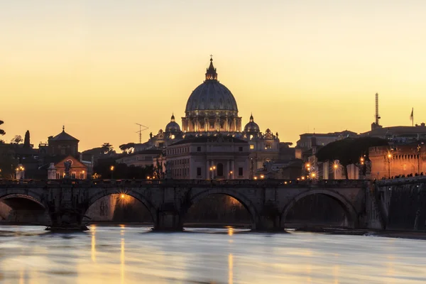 Puente Angelo y Basílica de San Pedro al atardecer, Roma, Italia —  Fotos de Stock