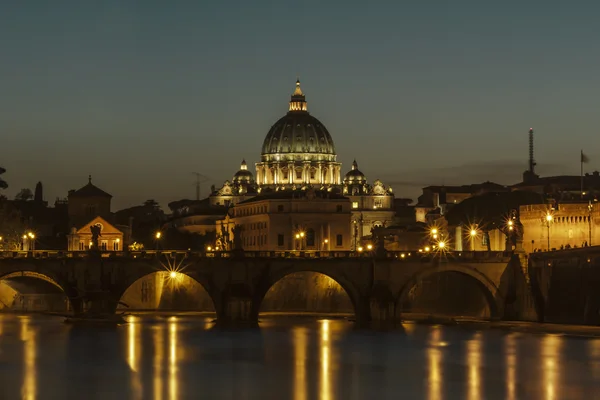 Puente Angelo y Basílica de San Pedro al atardecer, Roma, Italia —  Fotos de Stock