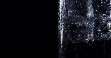 Su dökülüyor, soda dökülüyor, baloncuklar, buz ve soda, içecekler, bardağa düşen su, bardağa düşen soda, videolara yakınlaştırılan cam kabarcıkları, temiz cam kabarcıkları.