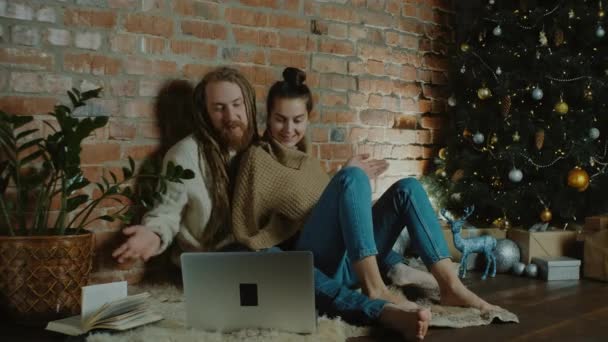 クリスマス休暇中にビデオ通話をしている幸せな家族。別々の家族がX-masの間に接続されています。社会的距離 — ストック動画