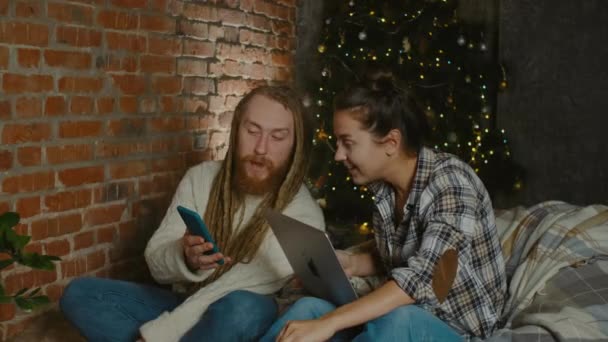Подружня пара, яка розмовляє по телефону з сім "єю, вітає Веселого Різдва за допомогою програми конференцій на відео.. — стокове відео