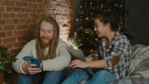 Couple ayant un appel vidéo pendant les vacances de Noël. Séparé les membres de la famille, mais connecté pendant Noël. Distance sociale — Video