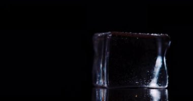 Kapalı arkaplanda dönen buz küpleri.