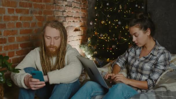 クリスマス休暇中にビデオ通話をしているカップル。別々の家族がX-masの間に接続されています。社会的距離 — ストック動画