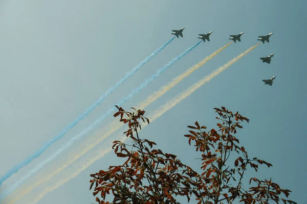 Gökyüzünde uçan bir uçak