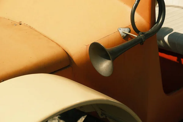 Eski bir arabanın kapağını kapatın.