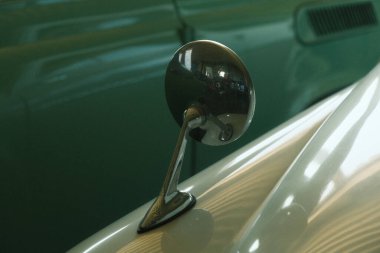 Bir arabaya, aynaya ve yansımaya yaklaş