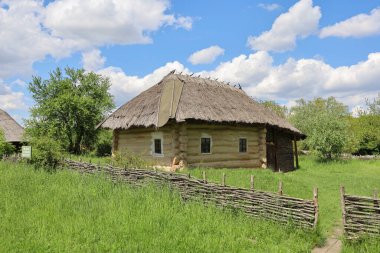 Köydeki eski kır evi.