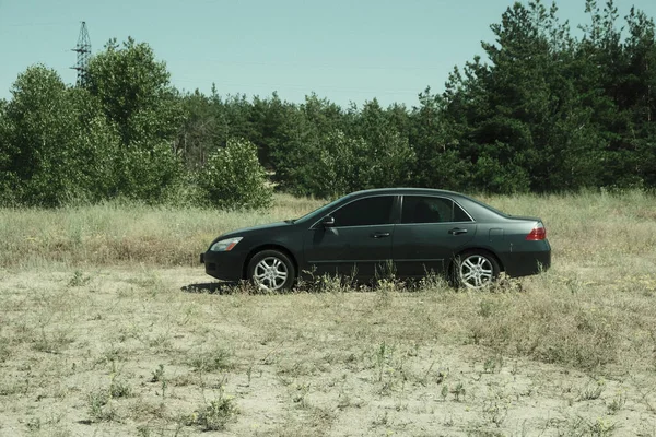 Honda Antlaşması ormana park edilmiş.