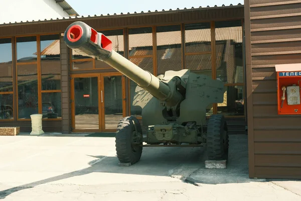 Şehirde eski tip askeri top var.