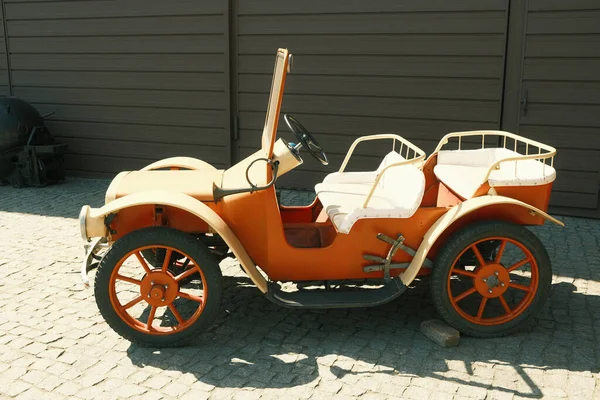 Old Vintage Yellow Car Retro Style Automobile Museum — Stock Photo, Image