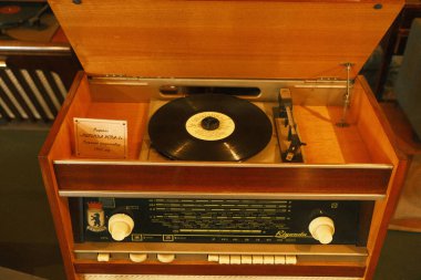 Vinil pikaplı eski model radyo (gramofon)