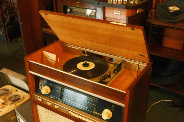 Rádio Vintage Antigo Gramofone Com Leitor Discos Vinil — Fotografia de Stock