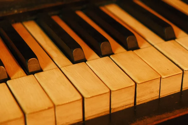 Klasik piyano tuşları kapanıyor. Eski eski piyano