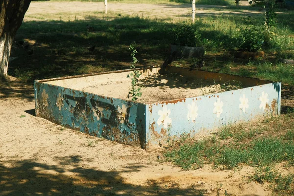 Eski model çocuk kum havuzu.