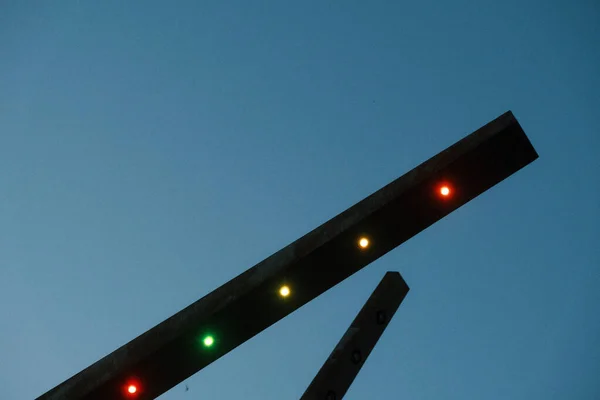 Gece sokakta trafik ışığı