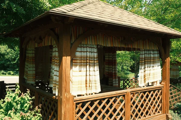 Bahçede geleneksel Ukrayna çardağı